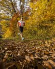 Uomo che corre nella foresta autunnale — Foto stock