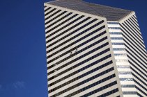США, штат Іллінойс, Чикаго, два Очисники скла висить на фасаді хмарочос — стокове фото