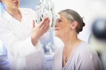 Medico oculista che esamina la visione della donna anziana — Foto stock