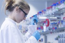 Jeune scientifique travaillant dans un laboratoire — Photo de stock