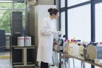 Wissenschaftlerin arbeitet in einem Chemielabor — Stockfoto