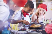 Діти одягнені, як Пірати, їдять піцу на вечірці — стокове фото