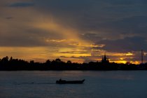 Vietnam, An Giang, car ferry sur le Mékong près de Long Xuyen — Photo de stock