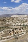 Turchia, Parco Nazionale di Goereme, formazioni rocciose tufacee a Cavusin sotto le nuvole — Foto stock