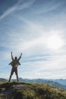 Österreich, Tirol, Tannheimer Tal, Junger Mann jubelt auf Berggipfel — Stockfoto