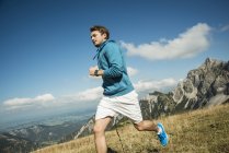 Австрія, молода людина Тіроль, Tannheim долина, біг в горах — стокове фото