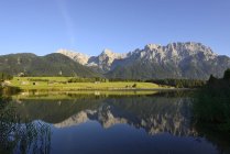 Німеччина, Баварія, верхній Баварії, поблизу Klais, озеро Schmalsee з горами Карвендель у фоновому режимі — стокове фото