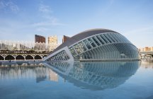 Spain, Valencia, City of Arts and Sciences, cinema L'Hemisferic over water — Stock Photo