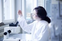 Female scientist working in a biochemistry laboratory — Stock Photo
