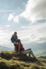 Österreich, Tirol, Tannheimer Tal, junges Paar rastet auf Wandertour aus — Stockfoto