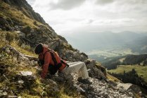 Österreich, Tirol, Tannheimer Tal, junge Wanderin macht Rast in den Bergen — Stockfoto