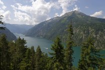 Autriche, Tyrol, Achensee, Unnuetz avec Seekarspitze — Photo de stock