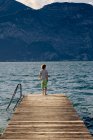 Italia, Brenzone, Magugnano di Brenzone, Passerella in legno e ragazzo — Foto stock