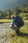 Österreich, Tirol, Tannheimer Tal, Junge Wanderer mit Rucksack beobachten Landschaft — Stockfoto