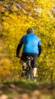 Німеччина, Баден-Вюртемберг, старший чоловік гірських велосипедах в Осінній Парк — стокове фото