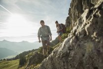 Autriche, Tyrol, Tannheimer Tal, jeune couple randonnée rocheuse — Photo de stock