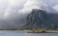 Норвегія, Nordland, прибуття, Kabelvag, Хмара крита самітів Austvagoya — стокове фото