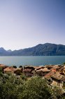 Lago de Garda y Castelletto di Brenzone vista - foto de stock