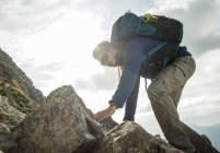 Autriche, Tyrol, Tannheimer Tal, jeune homme grimpant sur le rocher — Photo de stock