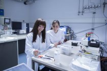 Due tecnici donne che lavorano insieme in un laboratorio tecnico — Foto stock