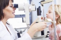 Ophtalmologiste examen fille vision — Photo de stock