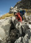 Austria, Tirolo, Tannheimer Tal, coppia di giovani escursionisti sulle rocce — Foto stock