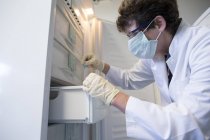 Técnico femenino trabajando en bioquímica labroratory - foto de stock