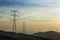 Spagna, Andalusia, Tarifa, parco eolico e tralicci elettrici alla luce della sera — Foto stock