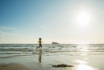 Francia, Bretagna, Camaret-sur-Mer, adolescente che corre nell'oceano — Foto stock