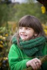 Porträt eines lächelnden Mädchens mit grünem Schal — Stockfoto