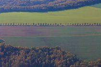 Вид с воздуха на красочные поля в Швабских горах недалеко от Пфрондорфа, Баден-Вюртемберг, Германия — стоковое фото