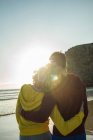 Teenage couple on the beach looking at sunset, France, Brittany, Camaret-sur-Mer — Stock Photo