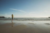 Франція, Бретань, Камаре-сюр-Мер, дівчина-підліток, що стоїть на пляжі — стокове фото