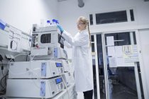 Молода жінка вченого працюють в аптеці науково-дослідної лабораторії — стокове фото