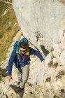 Austria, Tirolo, Tannheimer Tal, giovane escursionista sulla roccia — Foto stock
