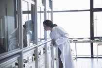 Cientista do sexo feminino trabalhando em um laboratório de bioquímica — Fotografia de Stock