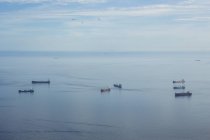 Гібралтар, вантажні судна на поверхні води — стокове фото