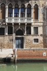Italia, Veneto, Venezia, Dorsoduro, Palazzo sull'acqua — Foto stock