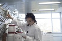 Женщина-ученый, работающая в биохимической лаборатории — стоковое фото