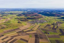 Alemanha, Baden-Wuerttemberg, Melchingen, vista aérea de campos e parques eólicos — Fotografia de Stock
