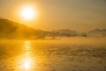 Germania, Baviera, Fuessen, vista sul lago Hopfensee all'alba — Foto stock