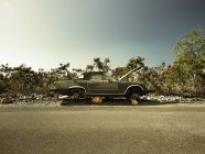 Сломанный винтажный автомобиль на дороге в Коне, Гавайи, США — стоковое фото