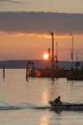 Германия, Баден-Вюртемберг, озеро Констанция, Меерсбург, вход в гавань со скульптурной магической колонной на закате — стоковое фото