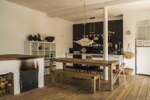 Просторная столовая с деревянным полом — стоковое фото