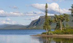 Svezia, Lapponia, Contea di Norrbotten, Kvikkjokk, lago Saggat con piccola isola — Foto stock