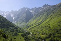 Francia, Pirenei centrali, Alti Pirenei, Vista sulla strada di montagna durante il giorno — Foto stock