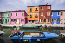 Itália, Veneto, Veneza, Burano, Casas coloridas junto ao canal — Fotografia de Stock
