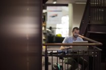 Schüler mit Laptop in einer Bibliothek — Stockfoto