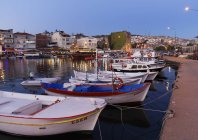 Turchia, regione del Mar Nero, provincia di Sinop, Sinop, porto peschereccio e fortezza alla luce della sera — Foto stock