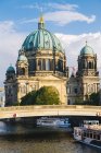Germania, Berlino, veduta della cattedrale di Berlino con le barche sul fiume Sprea in primo piano — Foto stock